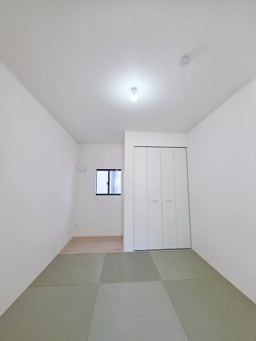 深川一丁目の和室|各居室に機能的なクローゼットを完備。タンスなどの大型家具を買い足す必要がないため、お部屋の面積を最大限に活かせます。