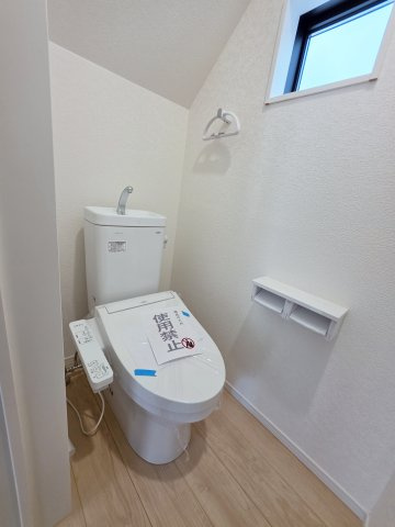 深川一丁目のトイレ|窓のある明るいトイレ
勿論ウォシュレット付きです