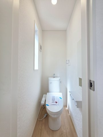 深川一丁目のトイレ|窓のある明るいトイレ
勿論ウォシュレット付きです