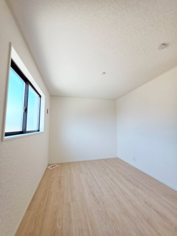 深川一丁目の洋室|各居室に機能的なクローゼットを完備。タンスなどの大型家具を買い足す必要がないため、お部屋の面積を最大限に活かせます。