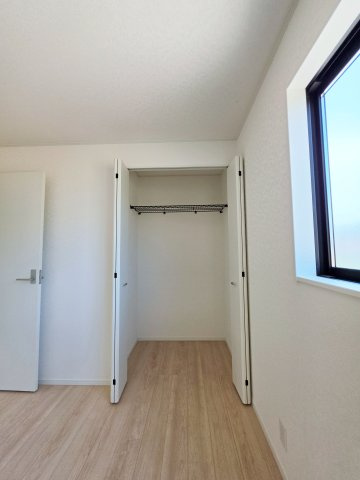 深川一丁目の収納|各居室に機能的なクローゼットを完備。タンスなどの大型家具を買い足す必要がないため、お部屋の面積を最大限に活かせます。