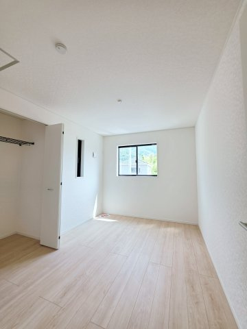 深川一丁目の洋室|各居室に機能的なクローゼットを完備。タンスなどの大型家具を買い足す必要がないため、お部屋の面積を最大限に活かせます。