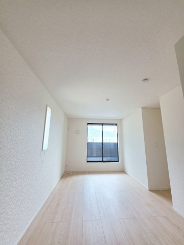 深川一丁目の洋室|各居室に機能的なクローゼットを完備。タンスなどの大型家具を買い足す必要がないため、お部屋の面積を最大限に活かせます。
