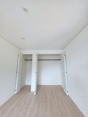 深川一丁目の収納|各居室に機能的なクローゼットを完備。タンスなどの大型家具を買い足す必要がないため、お部屋の面積を最大限に活かせます。