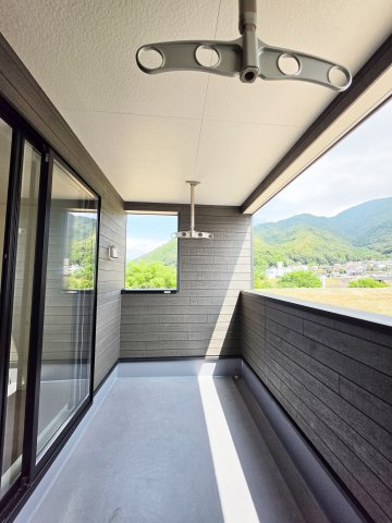 深川一丁目のバルコニー|屋根に守られたバルコニー。お出かけ中の急な雨でも洗濯物が濡れにくく安心です。