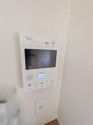 【設備】モニター付きインターホンを設置。