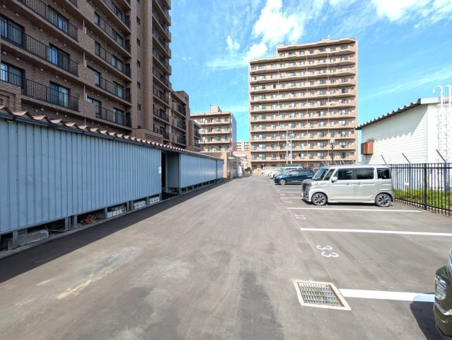 【駐車場】敷地内に平置きの駐車場スペースを完備。