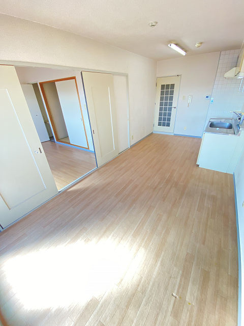 尼崎市大西町２丁目の賃貸マンションの居間・リビング