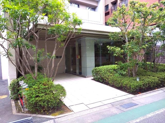 ローレルコート宝塚武庫川町のエントランス