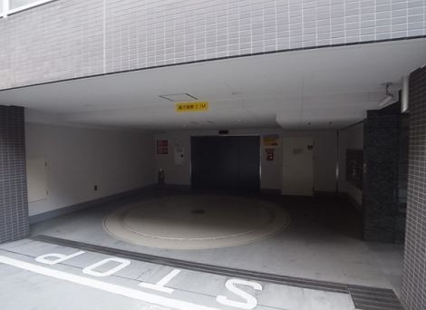 レジディア四谷三丁目の駐車場|敷地内駐車場
