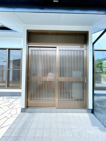 宇部市開４丁目　戸建ての玄関|【リフォーム済】玄関は鍵交換を行い、クリーニングいたしました。