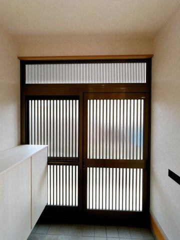 宇部市開４丁目　戸建ての玄関|【リフォーム済】玄関内観です。新しく靴箱を設置いたしました。