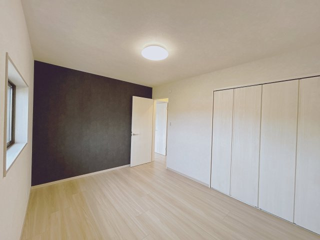 宇部市開４丁目　戸建ての洋室|【リフォーム済】2階北側6帖洋室の写真です。収納スペースを新しく設置いたしました。