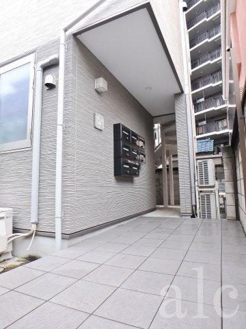 板橋区稲荷台のアパートのエントランス|建物入り口　周辺は静かな住宅街で、大通りなどには面していません。