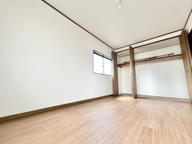 中古戸建　尼崎市南七松町2丁目の洋室|洋室7.5帖のクローゼット収納