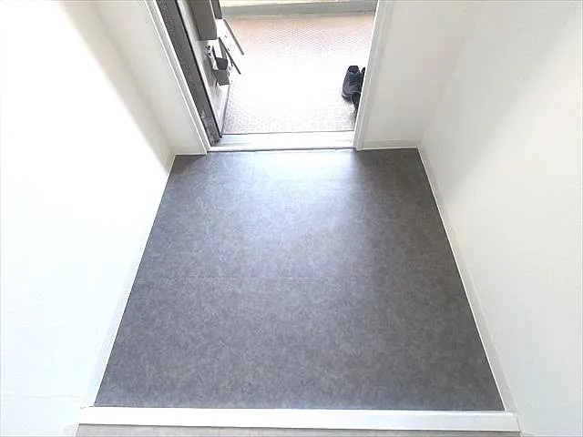 荒神山マンションの玄関