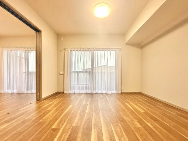 セントラル中川の居間・リビング|採光・通風ともに良好で、四季を通じて快適に過ごせる居心地の良い空間となっています。