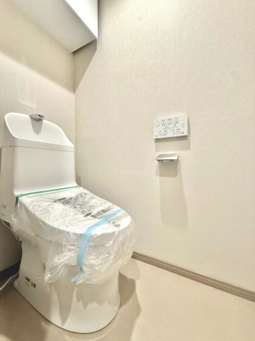 セントラル中川のトイレ|落ち着いた色調で統一されたトイレは、コンパクトながらも快適性を重視した上質な空間となっています。