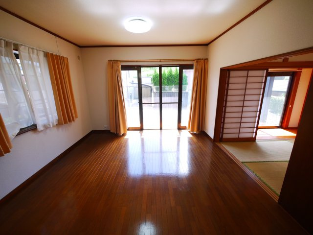 八街市吉倉　中古戸建の居間・リビング|内外装リフォーム済み防蟻工事済み 令和2年9月  ４SLDK 駐車2台可能　閑静な分譲地内
