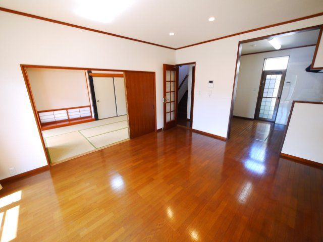 八街市吉倉　中古戸建の居間・リビング|内外装リフォーム済み防蟻工事済み 令和2年9月  ４SLDK 駐車2台可能　閑静な分譲地内
