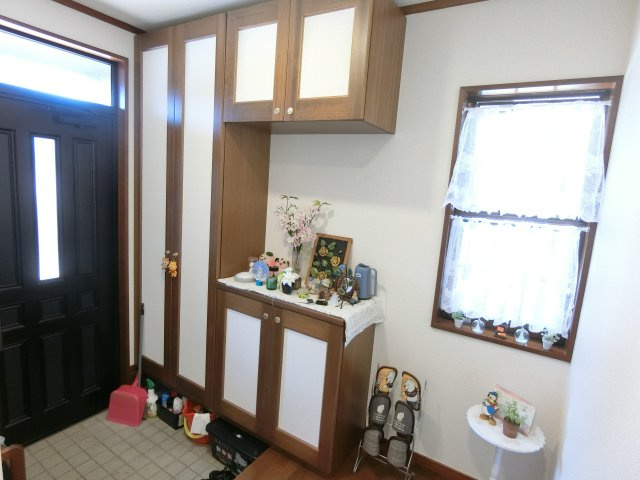 八街市吉倉　中古戸建の玄関|内外装リフォーム済み防蟻工事済み 令和2年9月  ４SLDK 駐車2台可能　閑静な分譲地内
