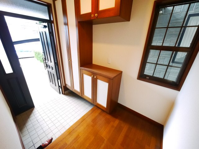 八街市吉倉　中古戸建の玄関|内外装リフォーム済み防蟻工事済み 令和2年9月  ４SLDK 駐車2台可能　閑静な分譲地内
