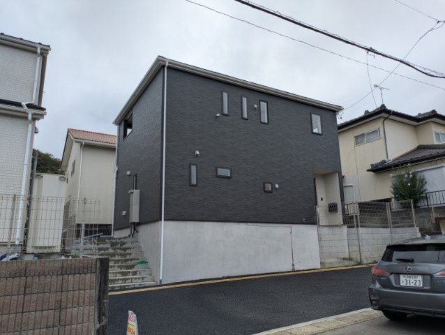 【若葉台第8　全1棟／】　◆庭付き◆収納スペース豊富◆の前面道路含む現地写真|外壁仕上げ材は窯業系サイディング。裏面に付着した汚れが、雨水によって流れ落ちやすい「防汚機能付きサイディング」を採用。外壁の美しさが長持ちします♪