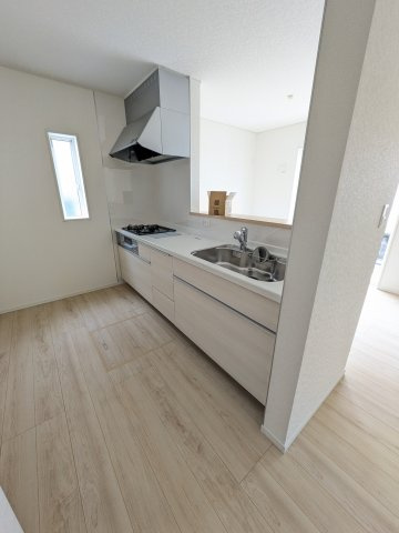【若葉台第8　全1棟／】　◆庭付き◆収納スペース豊富◆のキッチン|■□■キッチンの写真です■□■　対面式キッチンは、リビングの様子を見ながらお料理出来るので、小さなお子様がいらっしゃる方は、安心してお料理出来ますね。