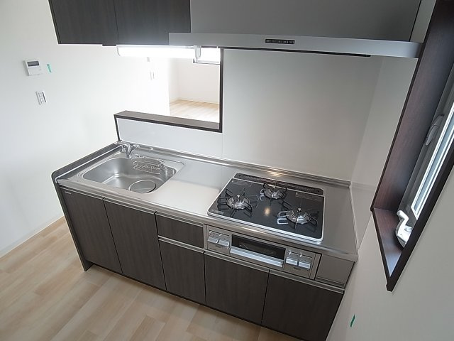 エムグレ―ス神戸長田のキッチン|カウンターシステムキッチン、3口ガスコンログリル付き