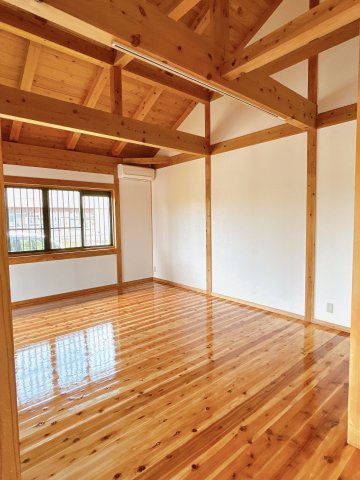 宇部市大字妻崎開作　戸建ての洋室|無垢のフローリングは研磨・コーティング済みです。北側洋室12帖のお部屋です。