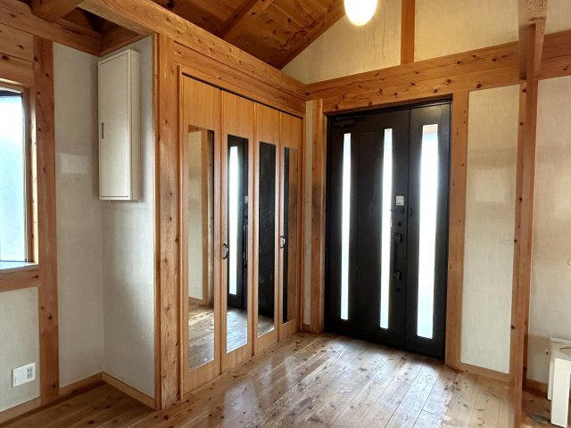 宇部市大字妻崎開作　戸建ての玄関|玄関収納がついています。