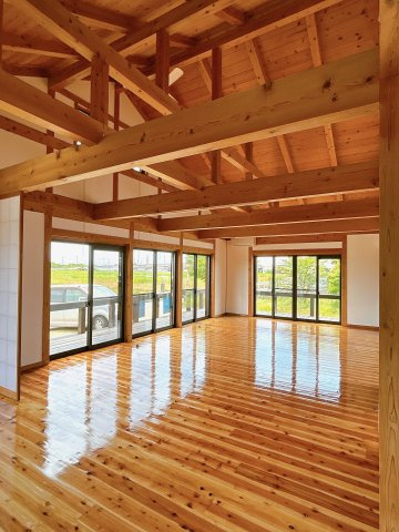 宇部市大字妻崎開作　戸建ての居間・リビング|32帖の広々LDKです。