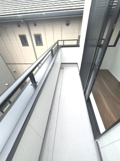 【バルコニー】 | 東広島市八本松南5丁目（全8区画）No6 | 東面に配置されたバルコニー。手すり壁を高めに設定しており、外部からの視線を遮りながら、日当たりと風通しを確保できる設計です。