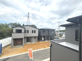 【展望】 | 東広島市八本松南5丁目（全8区画）No6 | バルコニーからのひらけた景観。周囲は落ち着いた住宅街が広がり、高台ならではの良好な日当たりと爽やかな風を感じられる環境です。