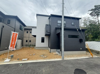 【外観】 | 東広島市八本松南5丁目（全8区画）No6 | 黒と白のツートンカラーがモダンな外観。落ち着いた住宅街に位置し、周囲の環境にもなじむ佇まいです。