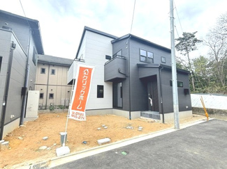 【外観】 | 東広島市八本松南5丁目（全8区画）No6 | シックなダークトーンとホワイトのツートンカラーが洗練された外観デザイン。敷地内には最大3台の駐車スペース（車種による）が確保されています。