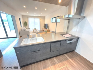 【キッチン】 | 東広島市八本松南5丁目（全8区画）No6 | 開放感のあるオープンキッチンからはLDK全体を見渡せます。木目調天井とシックなシステムキッチンが調和したモダンな室内空間です。