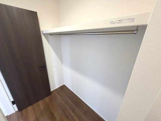 あきる野市小川東の収納|洋服から大型荷物までしっかり収納できるWIC。室内がすっきり片付き、毎朝の身支度もスムーズです。 
