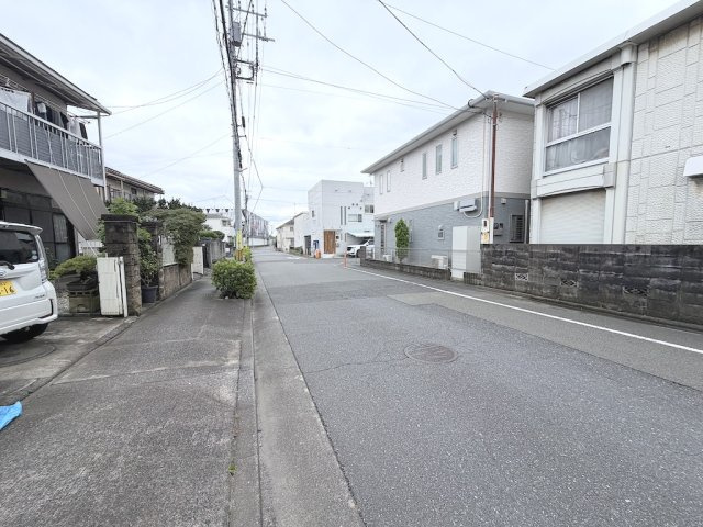 あきる野市小川東の前面道路含む現地写真|前面道路は幅員にゆとりがあり車庫入れもスムーズ。見通しが良く防犯面も安心です。
