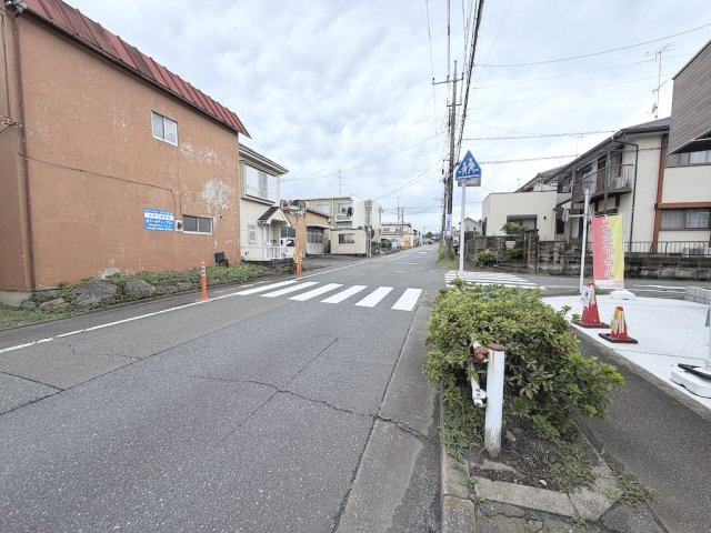あきる野市小川東の前面道路含む現地写真|前面道路は幅員にゆとりがあり車庫入れもスムーズ。見通しが良く防犯面も安心です。
