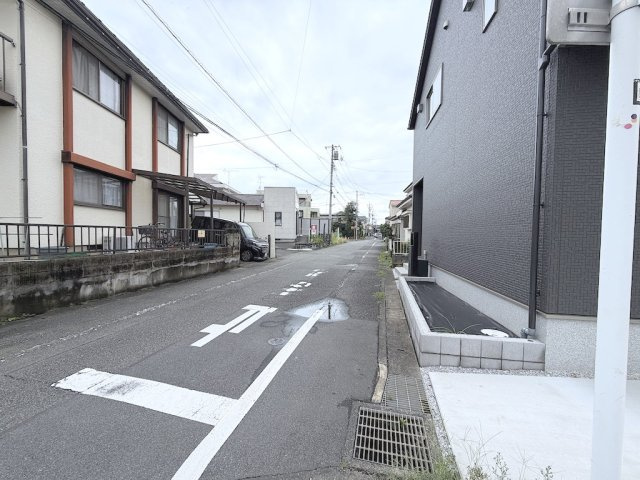 あきる野市小川東の前面道路含む現地写真|前面道路は幅員にゆとりがあり車庫入れもスムーズ。見通しが良く防犯面も安心です。
