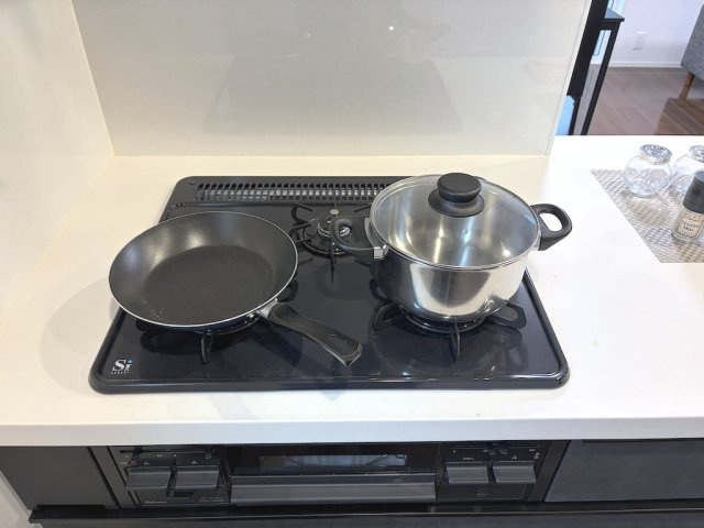 あきる野市小川東のキッチン|複数品を同時に調理できる3口コンロ。手際よくお料理が進み、毎日の家事を時短できます。
