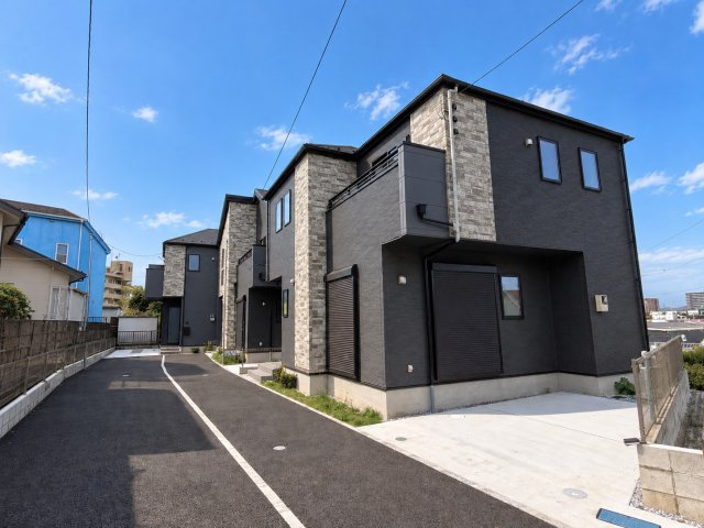 小中学校に通いやすい新築4LDK♪の前面道路含む現地写真|建物全体
