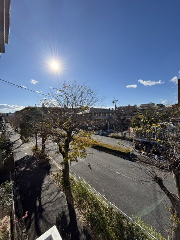 バルコニーからの眺望は前に高い建物が無く陽当り眺望良好です♪