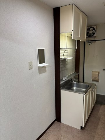 キッチン脇の冷蔵庫置き場と洗濯機置き場です♪
