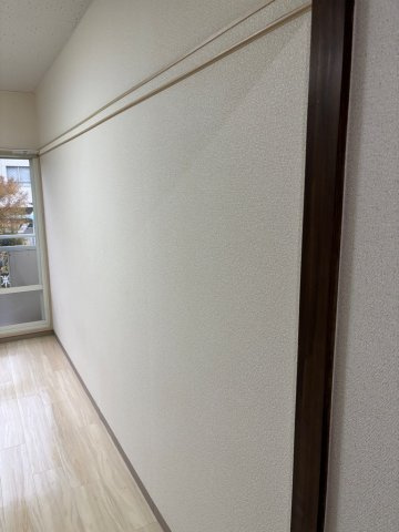 壁掛けがあるのでハンガーなどを掛けられて便利です♪