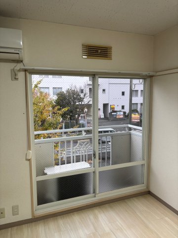 バルコニーの目の前は郵便局です♪