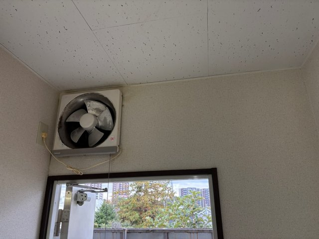 キッチンの換気扇は玄関に付いています♪