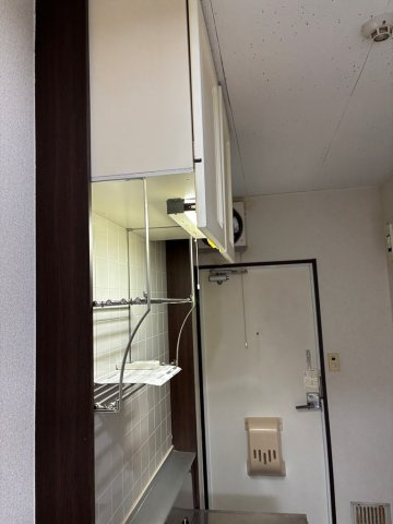 キッチンには吊戸棚と食器を干すスペースがございます♪