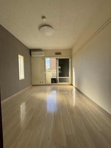 側面に窓はありません。西向き最上階２階で陽当り眺望良好です♪